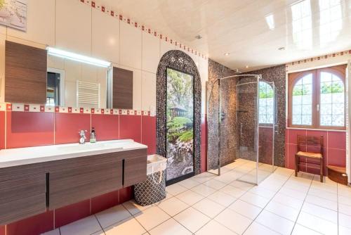 La grande salle de bains est pourvue d'un lavabo et d'une douche. dans l'établissement Piscine intérieure, SPA et Jeux open for 15 guests, à Gerponville