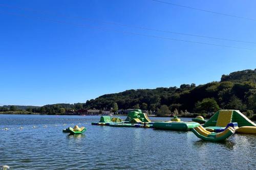 un groupe de manœuvres gonflables sur un lac dans l'établissement Piscine intérieure, SPA et Jeux open for 15 guests, à Gerponville