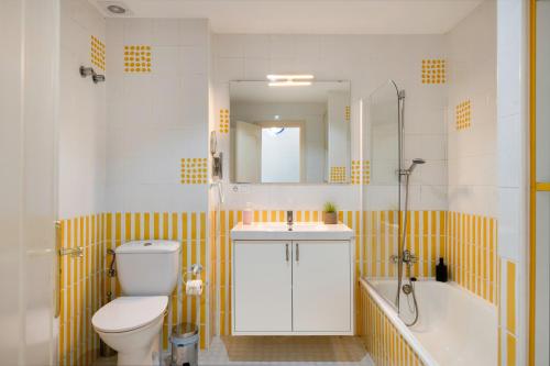 une salle de bain avec toilettes, lavabo et baignoire dans l'établissement Atlantic Soul, à Playa Blanca