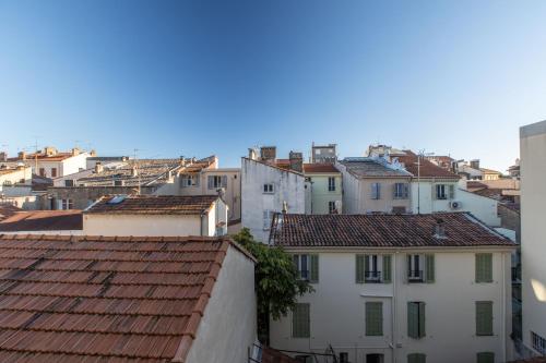 - une vue sur les toits des bâtiments dans l'établissement LB Vacation Rentals I Deluxe Studio Cannes Center - Marche Forville - 5 min Palais, Croisette & Plages, à Cannes