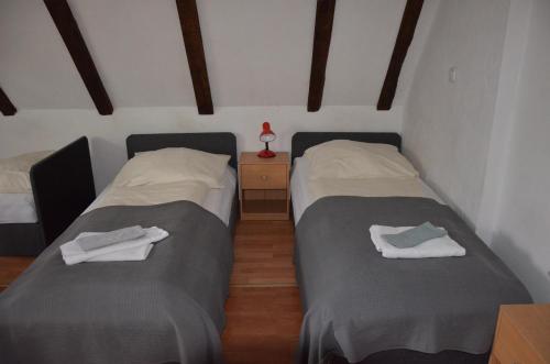 two twin beds in a room with at Zielony Dom in Bolesławiec