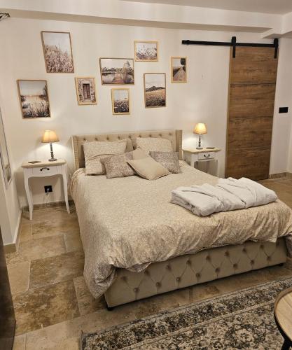 - une chambre avec un grand lit et 2 tables dans l'établissement Love room Cassis, à Cassis