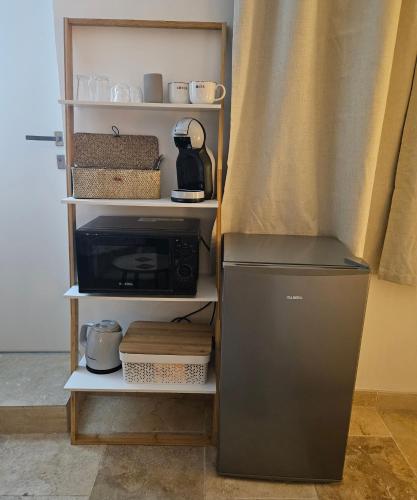 d'un réfrigérateur-congélateur installé à l'intérieur de la cuisine. dans l'établissement Love room Cassis, à Cassis