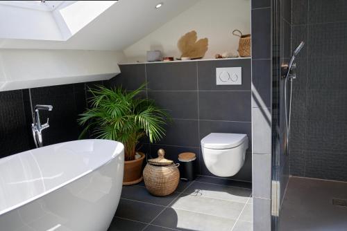 Un baño de Villa d'Architecte, Jardin Secret & Plages à 5 Min