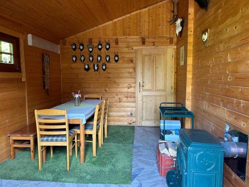 a dining room with a table and chairs in a cabin at Srub na samotě Mokřinky in Staré Těchanovice
