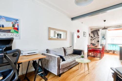 un salon avec un canapé et une table dans l'établissement Superb T2 bien équipé proche du Canal Saint-Martin, à Paris