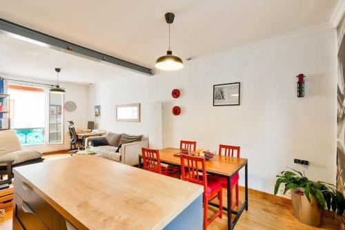 une cuisine et un salon avec une table et des chaises dans l'établissement Superb T2 bien équipé proche du Canal Saint-Martin, à Paris