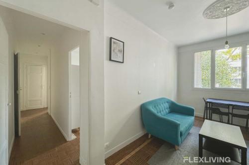 un salon avec une chaise bleue et une table dans l'établissement Flexliving - whole flat - Verdun, à Paris