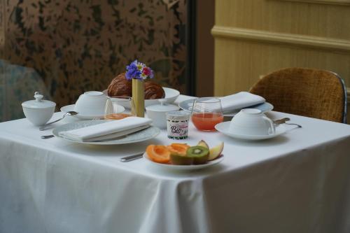 Makanan di atau berdekatan hotel