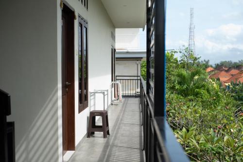 Μπαλκόνι ή βεράντα στο Aryma Guest House near Nuanu City, Kedungu Beach and Tanah Lot