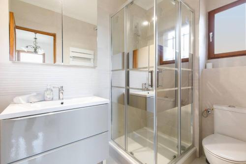 une salle de bain avec une douche, un lavabo et des toilettes dans l'établissement Villa Unicorn à Antibes, à Antibes