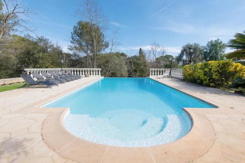 une grande piscine avec des chaises autour dans l'établissement Villa Unicorn à Antibes, à Antibes