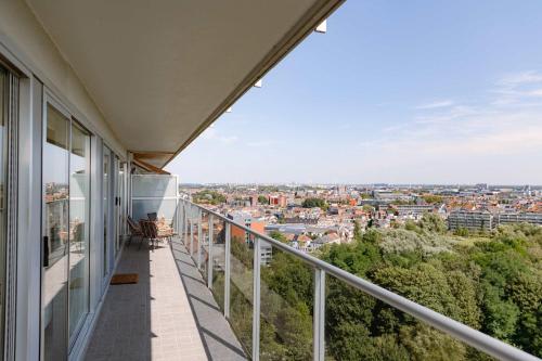 ヘントにあるHuswell - Bright apartment with city view and terraceの街の景色を望むバルコニー