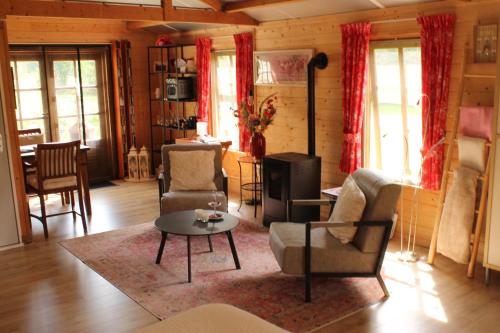 a living room with chairs and a table at Natuurhuisje in het weiland in Topweer