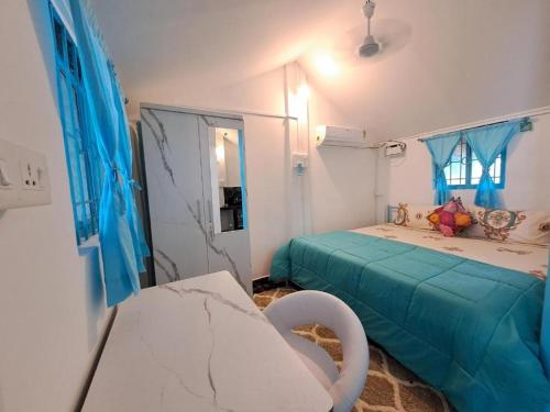 帕特南Villa Del Sol- Patnem Beach Goa的一间卧室配有绿色的床和镜子