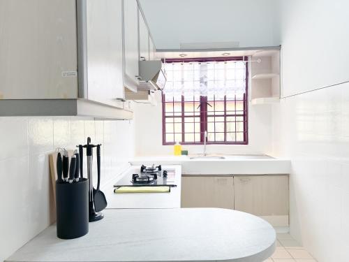 Dapur atau dapur kecil di Bukit Damansara 84 by Manhattan Group