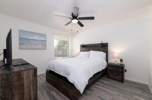 una camera da letto con un letto e un ventilatore a soffitto di Pet-Friendly 1BR Apt - Pool Near All Attractions a New Braunfels