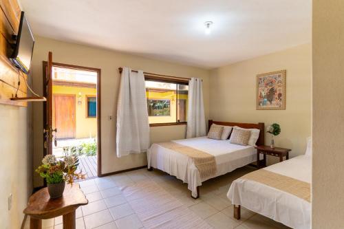 a bedroom with two beds and a window at Nova Pousada Don Pepe in Barra Grande