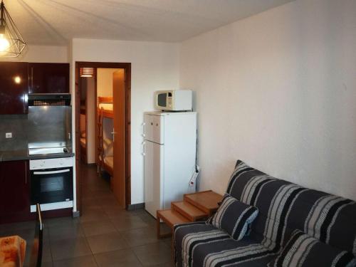 - un salon avec un canapé et un réfrigérateur blanc dans l'établissement Studio 6 Pers au Cœur des Orres 1650 - Ski, Commerces, Balcon Sud, Casier à Skis - FR-1-322-594, aux Orres