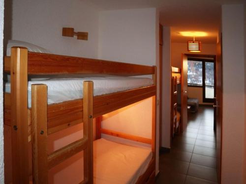 Cette chambre comprend 2 lits superposés et un couloir. dans l'établissement Studio 6 Pers au Cœur des Orres 1650 - Ski, Commerces, Balcon Sud, Casier à Skis - FR-1-322-594, aux Orres