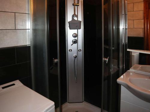 une salle de bain avec une douche, des toilettes et un lavabo dans l'établissement Studio 6 Pers au Cœur des Orres 1650 - Ski, Commerces, Balcon Sud, Casier à Skis - FR-1-322-594, aux Orres