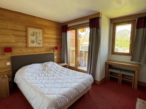 une chambre avec un lit et une fenêtre dans l'établissement Grand Appartement 5 Pièces, 10 Pers, Accès Direct Pistes, Piscine Chauffée, Belle Plagne - FR-1-181-2806, à La Plagne Tarentaise