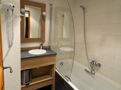 La salle de bains est pourvue d'une douche, de 2 lavabos et d'une baignoire. dans l'établissement Grand Appartement 5 Pièces, 10 Pers, Accès Direct Pistes, Piscine Chauffée, Belle Plagne - FR-1-181-2806, à La Plagne Tarentaise