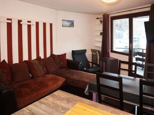 un salon avec un canapé et une table dans l'établissement Studio lumineux 4 pers au cœur de la station avec balcon - FR-1-322-584, aux Orres