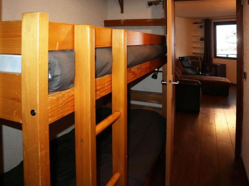 quelques lits superposés dans une chambre dans l'établissement Studio lumineux 4 pers au cœur de la station avec balcon - FR-1-322-584, aux Orres
