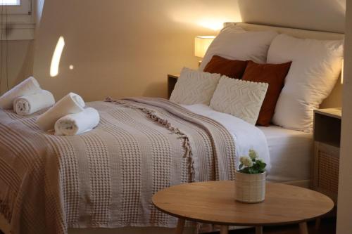 Postel nebo postele na pokoji v ubytování Gemütliches Boho Studio Apartment in der Altstadt Kronbergs