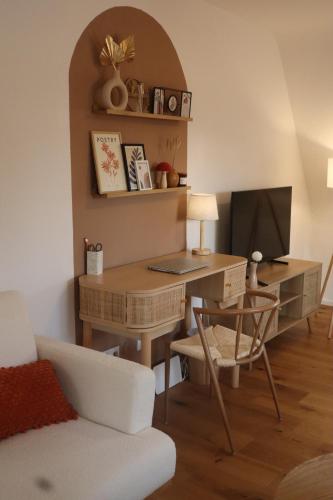 a room with a desk with a computer and a chair at Gemütliches Boho Studio Apartment in der Altstadt Kronbergs in Kronberg im Taunus