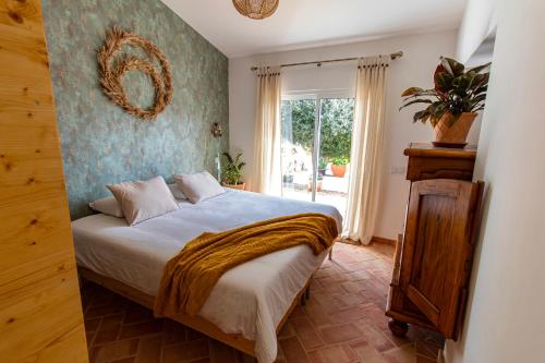 Postel nebo postele na pokoji v ubytování Farm Lodges Olive, Casa Bougainvillea
