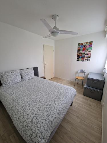 une chambre avec un lit et un ventilateur de plafond dans l'établissement Le Square - Tramway - Centre - 4p - Rêve au Mans, au Mans