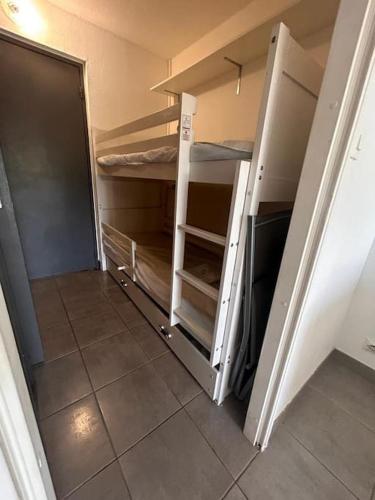 une chambre avec un placard vide et une porte ouverte dans l'établissement Cap Agde Studio-Cabine -Vue Jardin, au Cap d'Agde