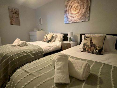 Postel nebo postele na pokoji v ubytování Eskdale Townhouse- Spacious 4BR ,Crawley, Free Wifi, Parking, fully equipped, contractor friendly, temporary relocations welcome, near Gatwick Airport