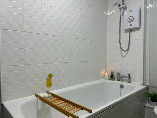 Koupelna v ubytování Eskdale Townhouse- Spacious 4BR ,Crawley, Free Wifi, Parking, fully equipped, contractor friendly, temporary relocations welcome, near Gatwick Airport