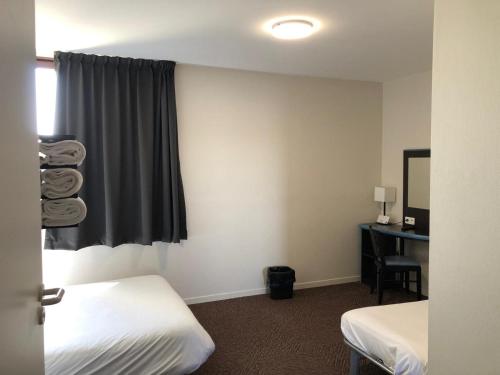 a hotel room with two beds and a television at BRAUCOL Hotel in Brens