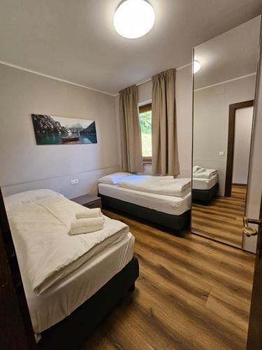 Postel nebo postele na pokoji v ubytování Appartements ISOLA