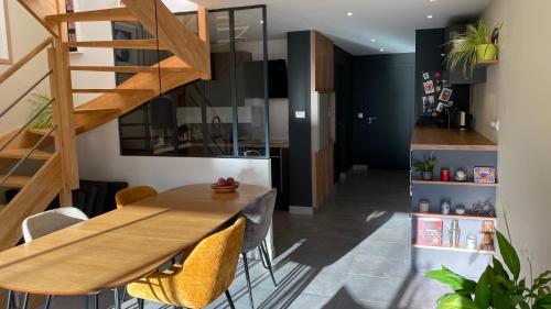une salle à manger avec une table et des chaises en bois dans l'établissement La Douceur Tourangelle, à Tours
