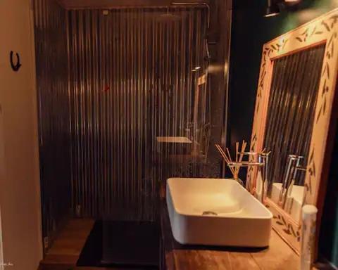 une salle de bain avec un lavabo blanc et une douche dans l'établissement La Forge Tranquille, à Heudreville-sur-Eure