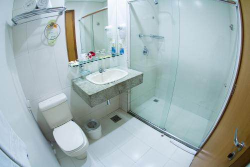 A bathroom at Comfort Hotel Manaus