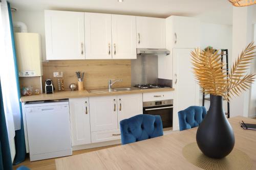 Dapur atau dapur kecil di Le Spacieux à Saint-Omer - 2 chambres, centre et gare à pied, parking gratuit