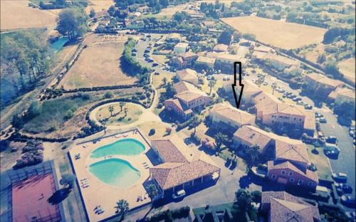 une vue aérienne d'un complexe avec piscine dans l'établissement maisonnette de vacance dans résidence avec piscine à 12m des plages, à Colombiers