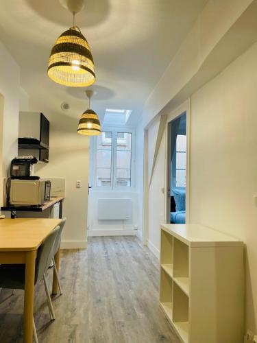 un bureau avec un bureau, une table et une fenêtre dans l'établissement Poirier 6, à Orléans