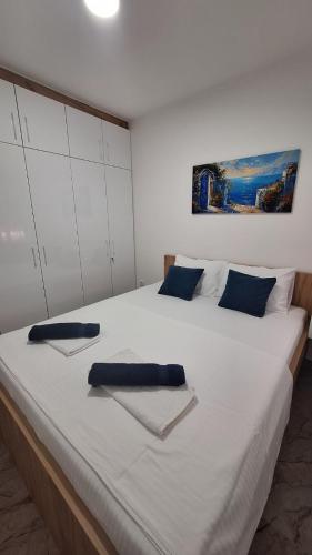 Una cama o camas en una habitación de Adonis