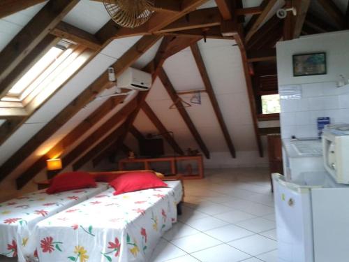 Postel nebo postele na pokoji v ubytování Studio de charme au coeur du village, belle vue baie des Saintes, proche débarcadère et commodités