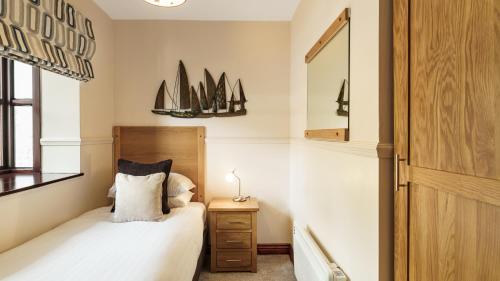 Кровать или кровати в номере 2 Bedroom Dog Friendly Cottage At Windermere Marina Village