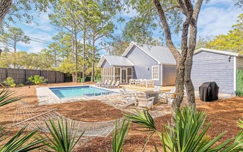 una casa con piscina en un patio en Oh Suzanna by Oversee 30A, en Santa Rosa Beach