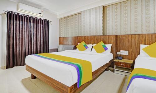 una camera da letto con due letti in una stanza di Hotel BCP Suites a Bangalore