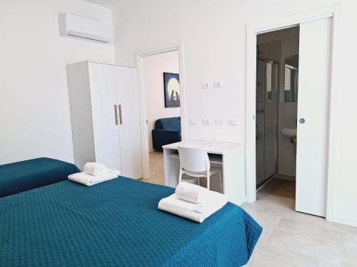 a bedroom with a bed and a desk and a table at Re Lear Expo in Verona